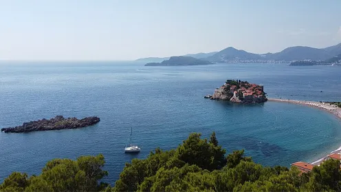 Budva'da panoramik deniz manzaralı satılık arsa